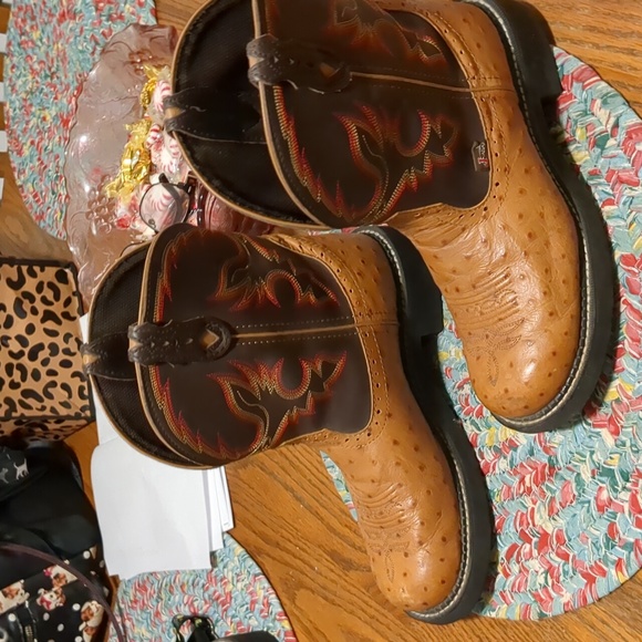 Beautiful boots - Picture 3 of 3